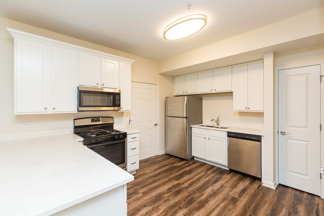 60 W MAIN Street 323, Lake Zurich, IL 60047