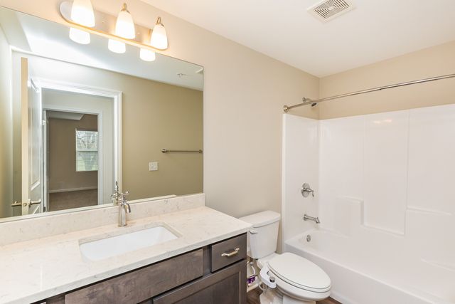 60 W MAIN Street 323, Lake Zurich, IL 60047