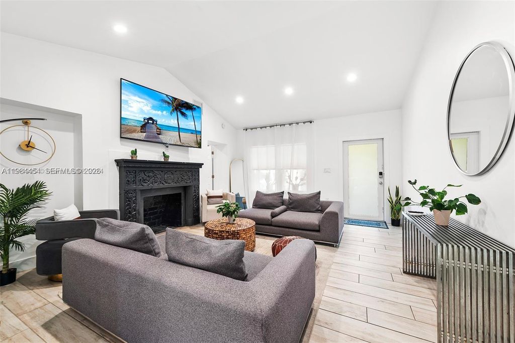 232 NW 59th St, Miami, FL 33127