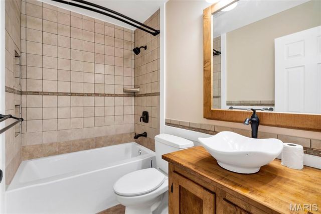 2601 Brookfield Court, Columbia, IL 62236