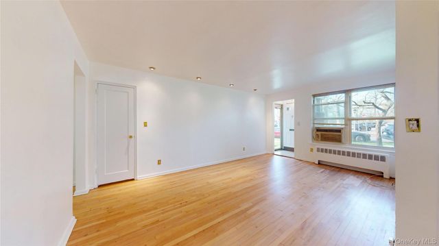 33 Edwards 1 B, Roslyn Heights, NY 11577