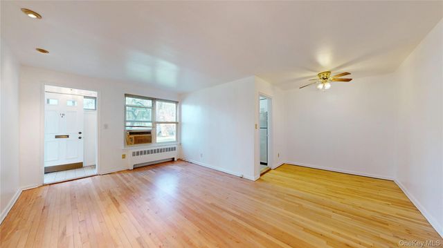 33 Edwards 1 B, Roslyn Heights, NY 11577