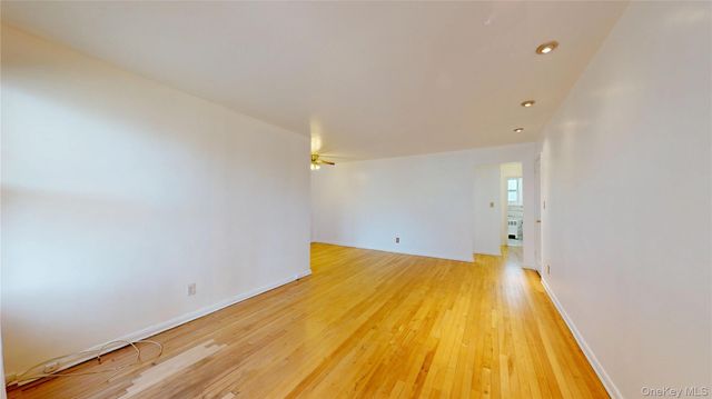 33 Edwards 1 B, Roslyn Heights, NY 11577