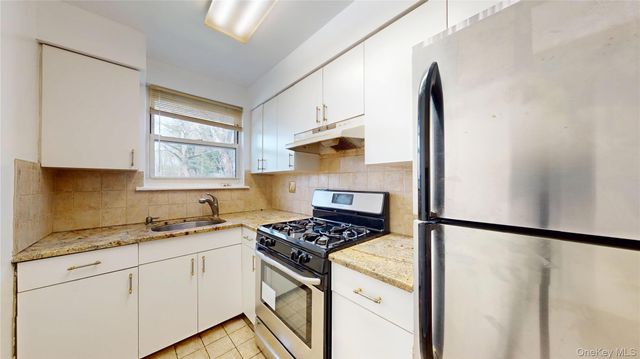 33 Edwards 1 B, Roslyn Heights, NY 11577