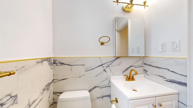 33 Edwards 1 B, Roslyn Heights, NY 11577