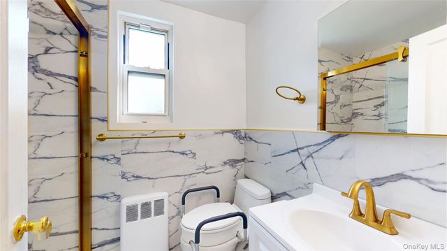 33 Edwards 1 B, Roslyn Heights, NY 11577