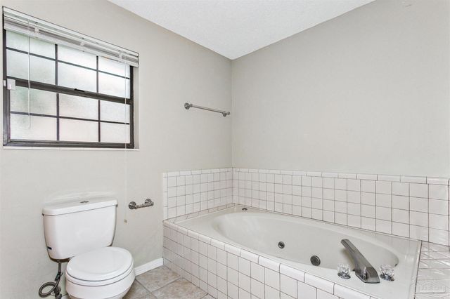 1960 Woodbridge Dr, Pensacola, FL 32514