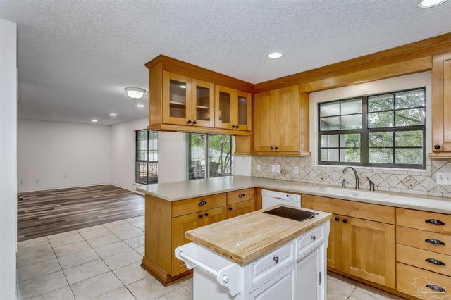 1960 Woodbridge Dr, Pensacola, FL 32514