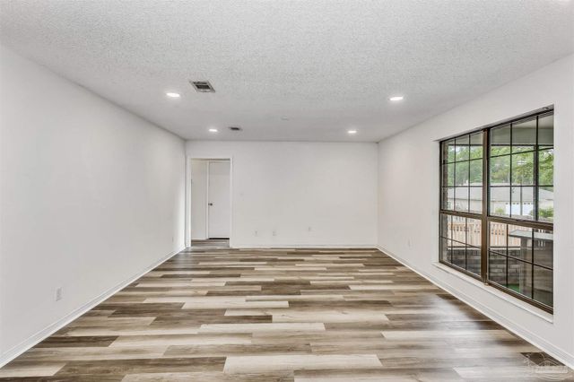 1960 Woodbridge Dr, Pensacola, FL 32514