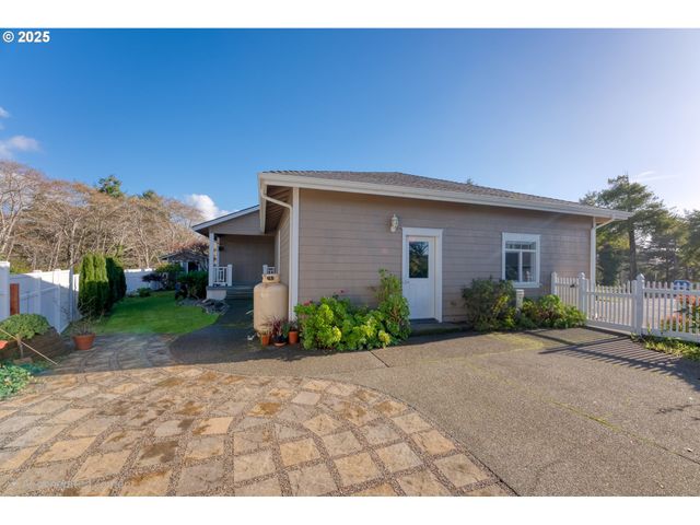 96546 SUNRIDGE Ter, Brookings, OR 97415