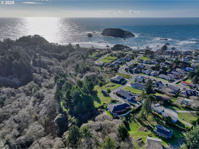 96546 SUNRIDGE Ter, Brookings, OR 97415