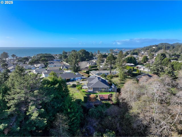 96546 SUNRIDGE Ter, Brookings, OR 97415