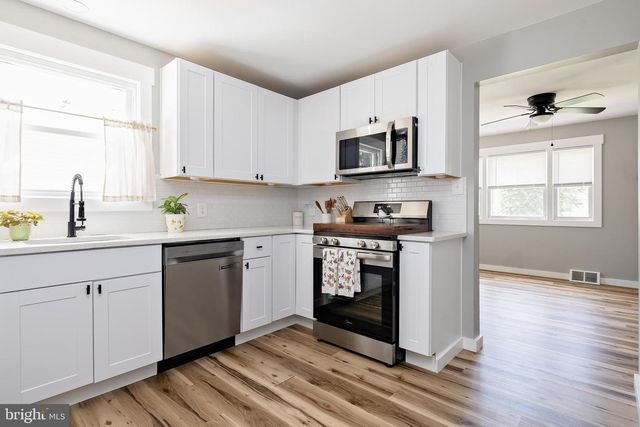 559 LYNNE DR, Clayton, NJ 08312