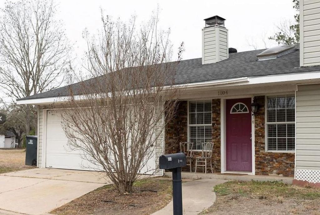 1104 Moss Lane, Cuero, TX 77954