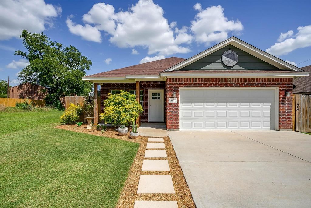1105 S Fannin Street, Alvarado, TX 76009