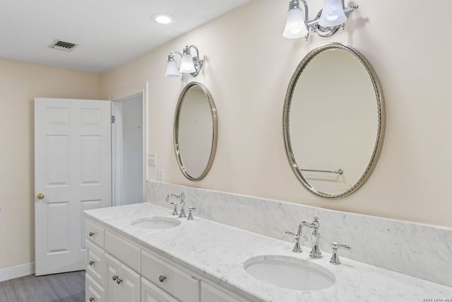 514 Oakland Hills Ln, Kerrville, TX 78028
