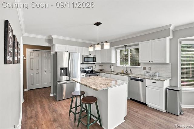 8062 Pickering Place, Westland, MI 48185