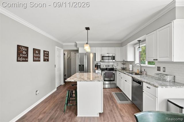 8062 Pickering Place, Westland, MI 48185
