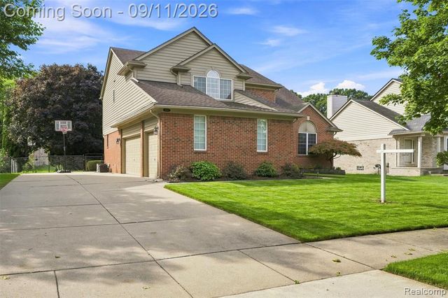 8062 Pickering Place, Westland, MI 48185