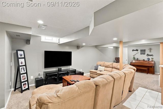 8062 Pickering Place, Westland, MI 48185