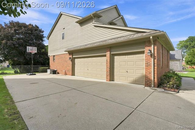 8062 Pickering Place, Westland, MI 48185