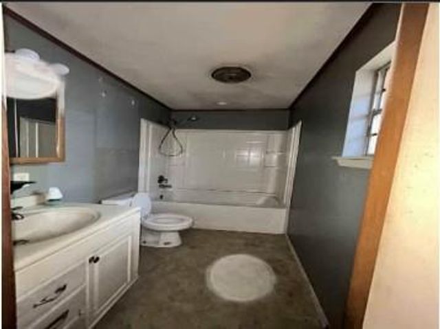 102 NE 5th Street, Moore, OK 73160