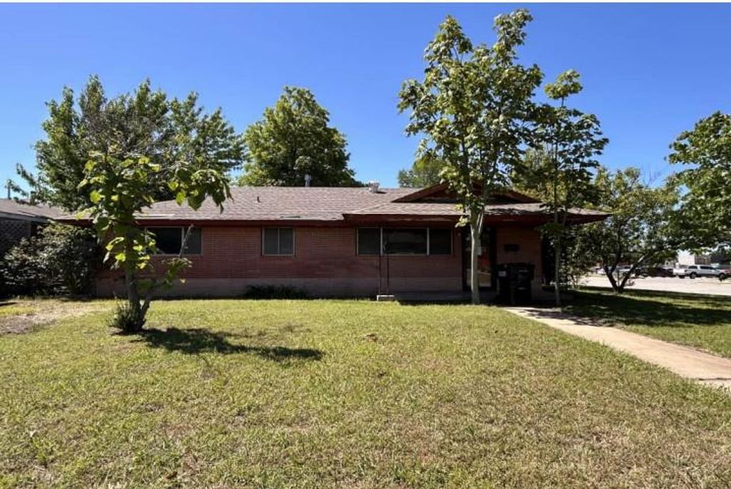 102 NE 5th Street, Moore, OK 73160