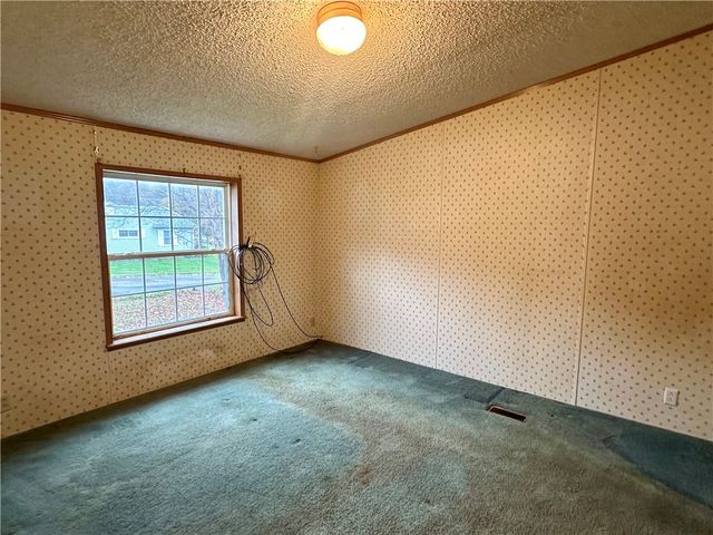 7 Royal Avenue, Bradford Town, PA 16701