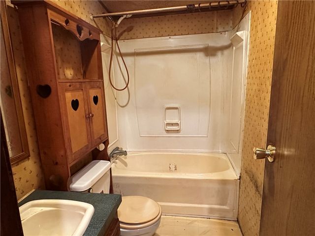 7 Royal Avenue, Bradford Town, PA 16701