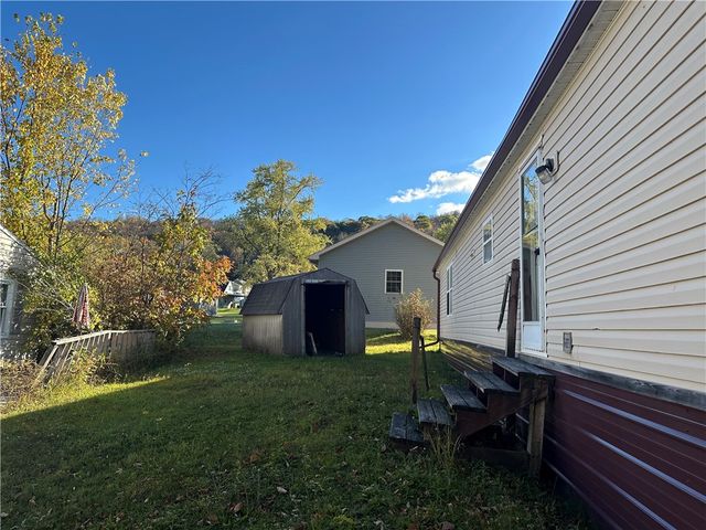 7 Royal Avenue, Bradford Town, PA 16701