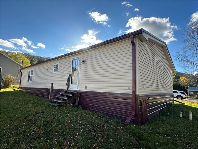 7 Royal Avenue, Bradford Town, PA 16701