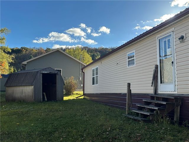 7 Royal Avenue, Bradford Town, PA 16701