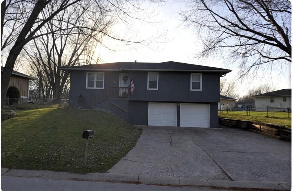 1502 SE Royal Street, Oak Grove, MO 64075