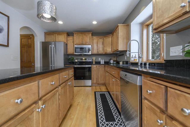 2217 Deer PATH, Waukesha, WI 53189