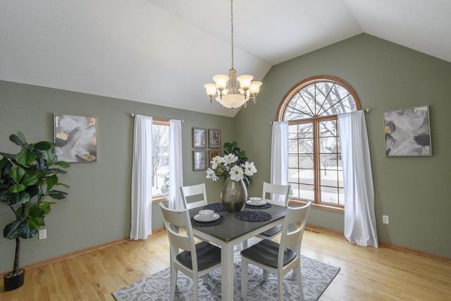 2217 Deer PATH, Waukesha, WI 53189