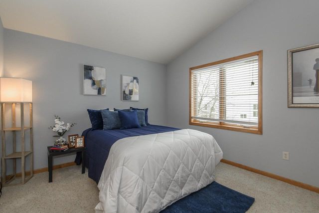 2217 Deer PATH, Waukesha, WI 53189