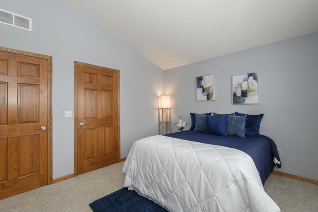 2217 Deer PATH, Waukesha, WI 53189