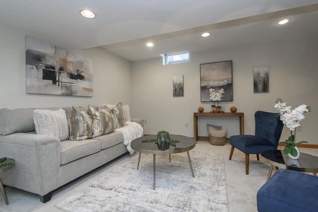 2217 Deer PATH, Waukesha, WI 53189