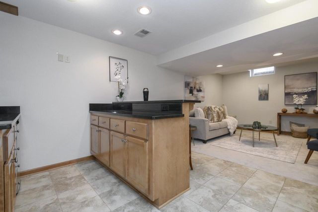 2217 Deer PATH, Waukesha, WI 53189