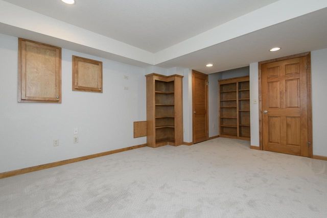 2217 Deer PATH, Waukesha, WI 53189