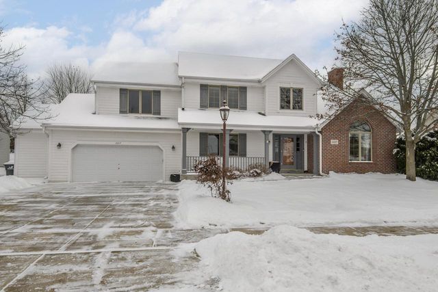 2217 Deer PATH, Waukesha, WI 53189