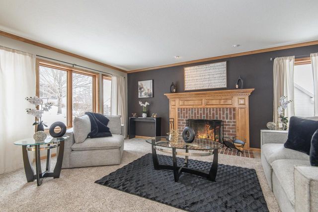 2217 Deer PATH, Waukesha, WI 53189