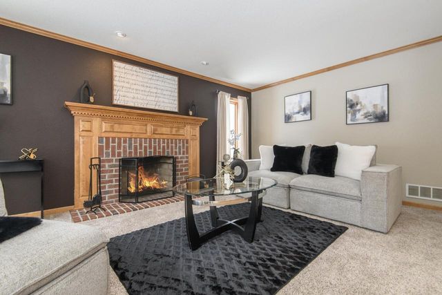 2217 Deer PATH, Waukesha, WI 53189