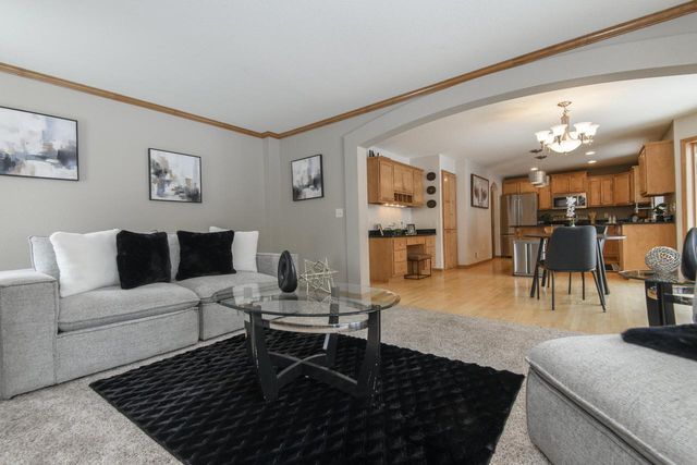 2217 Deer PATH, Waukesha, WI 53189