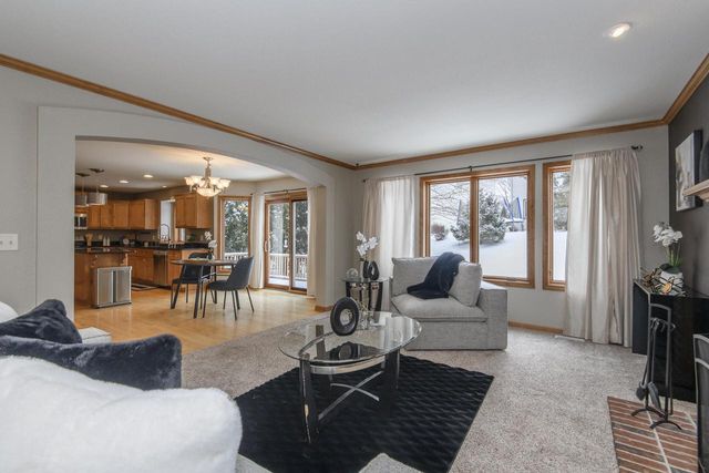 2217 Deer PATH, Waukesha, WI 53189