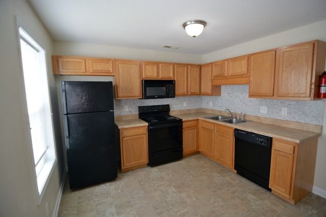 248 Executive Ave Apt 1B, Clarksville, TN 37042