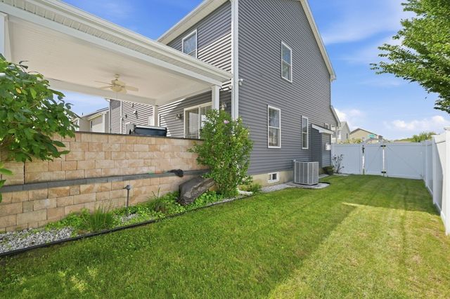 37 Wells St, Springfield, MA 01104