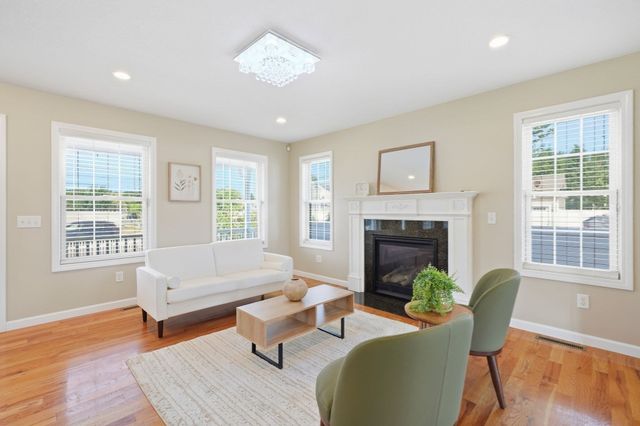 37 Wells St, Springfield, MA 01104