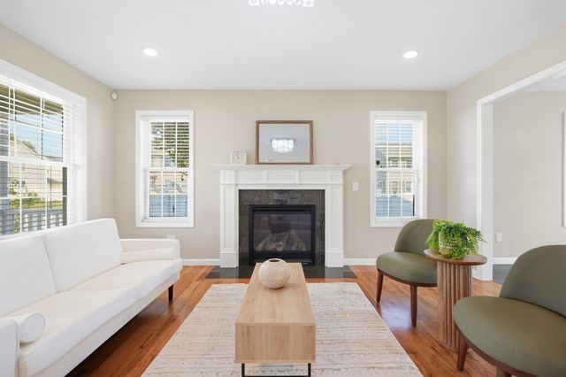 37 Wells St, Springfield, MA 01104