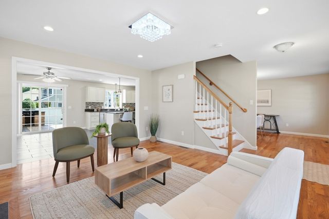 37 Wells St, Springfield, MA 01104